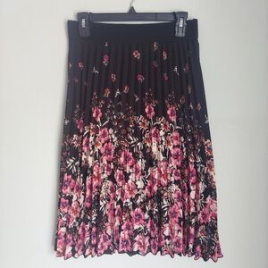Metrowear Womens Floral Pleated Skirt. Size S
